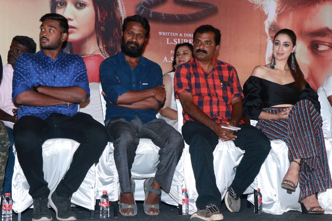 நீயா 2′ இயக்குநர் எல்.சுரேஷ் – யை  புகழ்ந்து தள்ளிய இயக்குநர் வெற்றிமாறன்