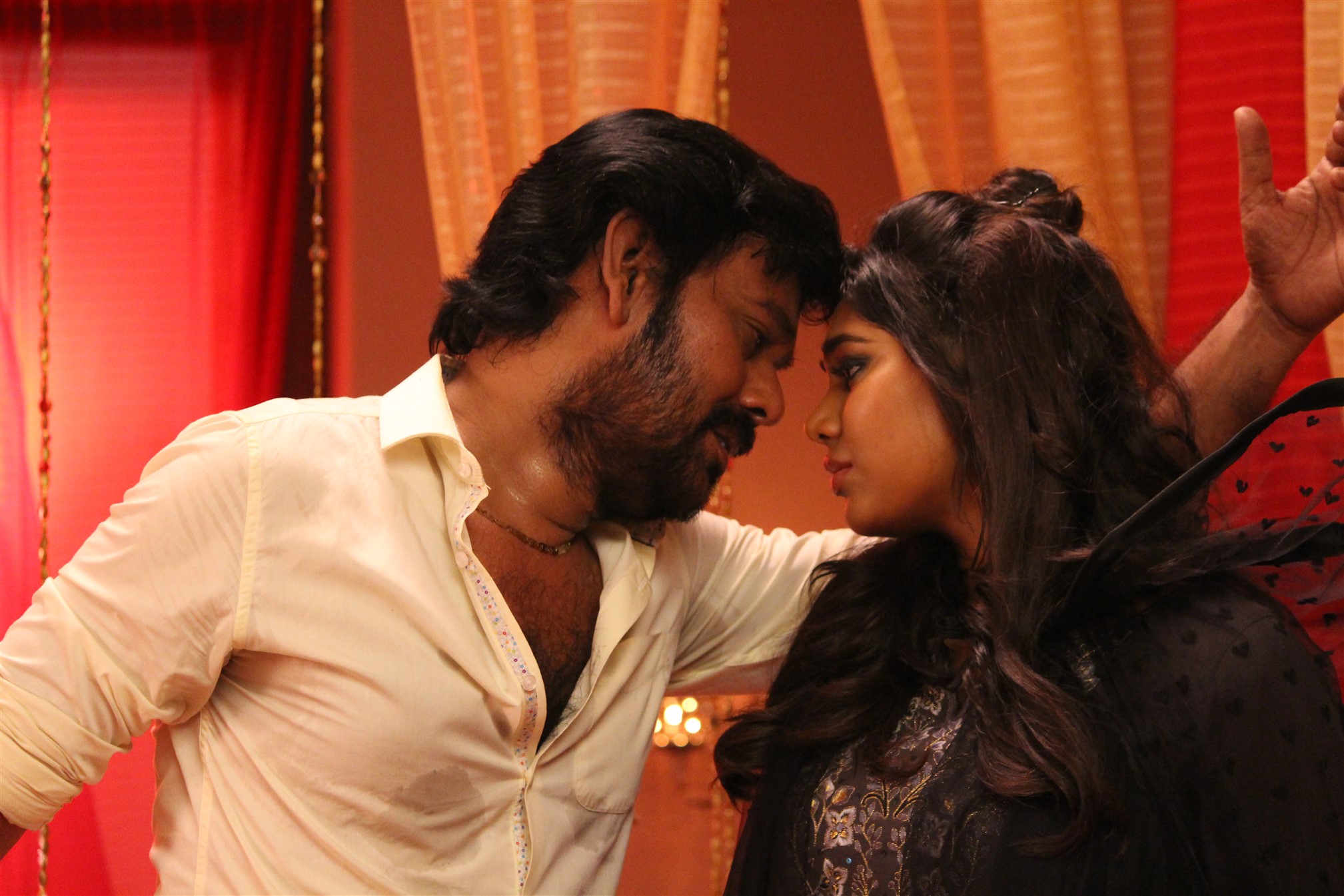 முனீஸ்வரன் சிலை முன்பு சாமியாடிய மனிஷா யாதவ்.