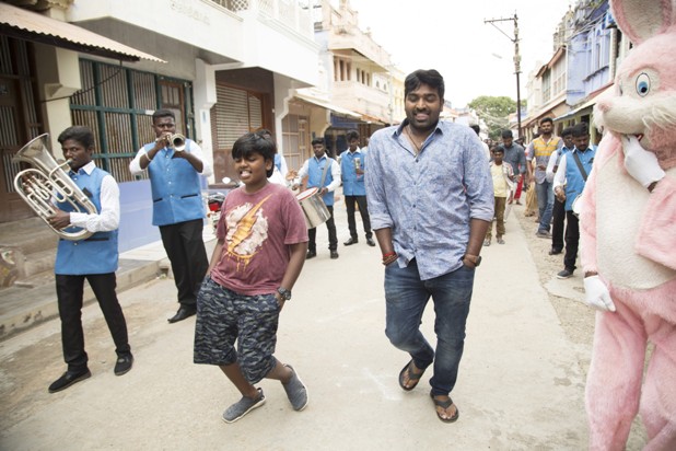 முதன் முறையாக விஜய்சேதுபதியுடன் அவரது மகன் சூர்யாஇணைந்து நடித்துள்ள “ சிந்துபாத் “