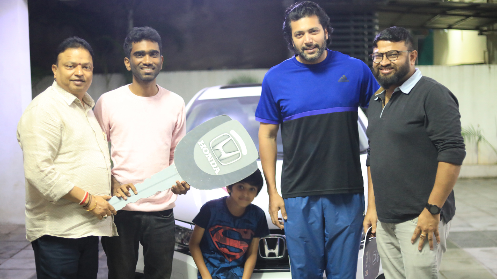 கோமாளி படஇயக்குநர் பிரதீப்புக்கு ஹோண்டா சிட்டி கார் பரிசளித்த தயாரிப்பாளர் டாக்டர். ஐசரி கே.கணேஷ்