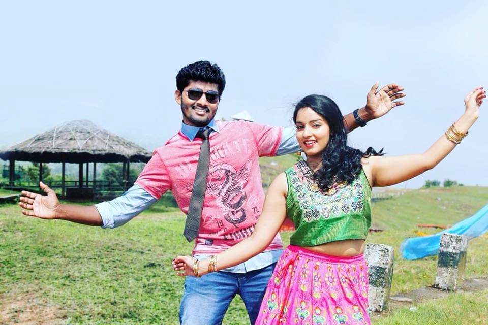 வைரமுத்து எழுத தரண் இசையில் ரம்யா நம்பீசன் பாடிய  “அருவா சண்ட” பாடல் வெளியீடு! ‘கொரோனா’ அச்சத்தை உடைக்கும் தமிழ் திரையுலகம்!!  ” அருவா  சண்ட ”  படத்திற்காக வைரமுத்து வரிகளில் ரம்யாநம்பீசன் பாடிய பாடல்   தமிழ் திரையுலகில் முதல் முழுமையான டிஜிட்டல் திரைப்படமான “சிலந்தி”, ரணதந்த்ரா (கன்னடம்) படங்களை இயக்கிய ஆதிராஜன் எழுதி இயக்கியிருக்கும் படம் “அருவா சண்ட”. கபடி சண்டையையும் காதல் சண்டையையும் கௌரவக் கொலையையும் மையமாக வைத்து உண்மை சம்பவங்களின் அடிப்படையில் உருவாக்கப்பட்டிருக்கும் இந்த படத்தில் ராஜா,  மாளவிகா மேனன் நாயகன் நாயகியாக நடிக்க, முக்கிய வேடங்களில் சரண்யா பொன்வண்ணன் ஆடுகளம் நரேன் கஞ்சாகருப்பு இயக்குனர் மாரிமுத்து காதல் சுகுமார் வெங்கடேஷ் சுஜாதா உட்பட பலர் நடித்திருக்கின்றனர். சரண்யா பொன்வண்ணன் இதுவரை ஏற்காத மாறுபட்ட வேடத்தில் மிரட்டியிருக்கிறார். கபடி போட்டிகள் பிரமாண்டமான செட் அமைக்கப்பட்டு பரபரப்பாக படமாக்கப்பட்டுள்ளது. இந்த படத்திற்காக இசையமைப்பாளர் தரண் இசையில் கவிப்பேரரசு வைரமுத்து எழுதிய “சிட்டு சிட்டு குருவி ,வாலாட்டுதே…தொட்டு தொட்டு இழுத்து தாலாட்டுதே…”என்ற இளமை துள்ளும் பாடலை பிரபல நடிகை ரம்யா நம்பீசன் கொஞ்சும் குரலில் பாடியிருக்கிறார்.அவருடன் இணைந்து பாலாஜி ஸ்ரீ பாடியிருக்கிறார்.” பை பை பை…கலாச்சி பை… பாடல் அளவுக்கு நான் பாடிய இந்த பாடலும் மிகப்பெரிய வெற்றி பெறும் என்று பாடல் பதிவின்போது நம்பிக்கையுடன் கூறினார் ரம்யா நம்பீசன். இந்த பாடலுக்கு ராதிகா நடனம் அமைத்திருக்கிறார். கேரளாவின் இயற்கை எழில் கொஞ்சும் இடங்களில் படமாக்கப்பட்டிருக்கும் இந்த பாடல் டிரெண்ட் மியூசிக்  யூடியூப் சேனலில் இன்று வெளியிடப்பட்டிருக்கிறது.   சுமார் 50 நாட்களாக இந்திய திரையுலகமே முடங்கிக் கிடக்கும் சூழ்நிலையில்… திரைப்படங்களின் போஸ்ட் புரடக்ஷன்  பணிகளை தொடங்குவதற்கு தமிழ்த் திரைப்படத் துறையினர் அமைச்சரை சந்தித்து அனுமதி கேட்டு வந்திருக்கின்றனர். இப்படிப்பட்ட சூழ்நிலையில் முடக்கத்தையும் தயக்கத்தையும் கொரோனா அச்சத்தையும் உடைக்கும் முதல்  நிகழ்ச்சியாக “அருவா சண்ட” படத்தின் பாடல் இன்று வெளியிடப்பட்டிருக்கிறது என்பது குறிப்பிடத்தக்கது.   இந்த படத்திற்கு சந்தோஷ் பாண்டி ஒளிப்பதிவு செய்திருக்கிறார்.படத்தொகுப்பை வி.ஜே.சாபு ஜோசப் கையாண்டிருக்கிறார். சண்டைக்காட்சிகளை தளபதி தினேஷ் அமைத்திருக்கிறார். சுரேஷ் கல்லேரி கலை அமைத்திருக்கிறார். நடனக் காட்சிகளை தீனா மற்றும் ராதிகா அமைத்துள்ளனர். ஒயிட் ஸ்க்ரீன் புரொடக்சன் சார்பில் வி. ராஜா பிரமாண்டமாக தயாரித்திருக்கும் “அருவா சண்ட” தணிக்கை செய்யப்பட்டு அனைவரும் பார்க்கும் வகையில் யூ சான்றிதழ் பெறப்பட்டிருக்கிறது. தணிக்கை அதிகாரியின் பாராட்டுக்களை பெற்ற இந்த படம் வெளியீட்டிற்காக காத்திருக்கிறது.