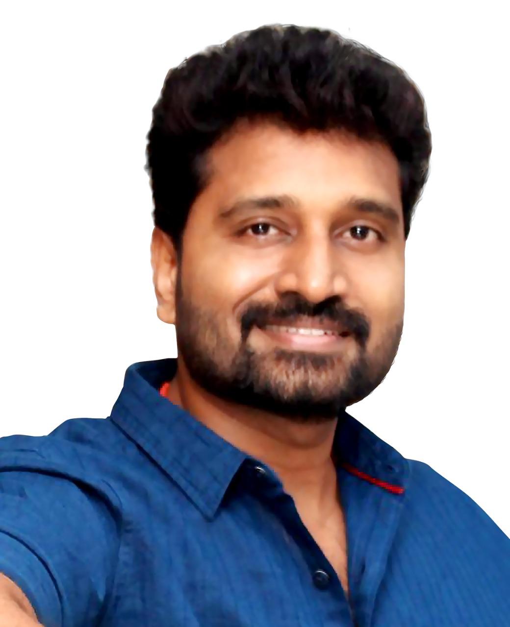 *அகில இந்திய ஜெய்வந்த் நற்பணி இயக்கத்தின் கொரோனா பெருந்தொற்று நிவாரண பணிகள் – நிறுவன தலைவர் நடிகர் ஜெய்வந்த் பெருமிதம்*  தமிழ் திரையுலகில் வளர்ந்து வரும் இளம் நடிகர் ஜெய்வந்த். ‘மத்திய சென்னை’ திரைப்படத்தின் மூலம் அறிமுகமான இவர், தற்போது ‘அசால்ட்’ மற்றும் ‘ஃபாலட்’ திரைப்படங்களில் நடித்திருக்கிறார். ஏறத்தாழ படங்கள் இரண்டும் நிறைவு பெற்ற நிலையில், வெளியீட்டுக்காக தயாராகி வருகிறது. திரைத்துறையில் பயணித்தாலும், சமூகத்தின் மேல் கொண்ட அக்கறையால் பல்வேறு சமூக சேவைகளிலும் தன்னை முழு முனைப்புடன் ஈடுபடுத்தி  கொண்டவர்.   சமூக நற்பணிகளுக்கெனவே அகில இந்திய ஜெய்வந்த் நற்பணி இயக்கத்தை உருவாக்கி, ஒத்த சிந்தனையும், அர்ப்பணிப்பும் உடைய மனிதர்களோடு ஒன்றிணைந்து பல்வேறு நலத்திட்ட பணிகளில் ஈடுபட்டு வருகிறார். தற்போது கொரோனா பெருந்தொற்றால் வேலையிழந்து, தவிக்கும் மக்களுக்கு பேருதவிகளை தனது இயக்கத்தின் மூலம் செய்து வருகிறார்.   அந்த வகையில் இயக்க தோழர்களின் அயராத பங்களிப்புடன், திருவண்ணாமலை, கிருஷ்ணகிரி, இராணிப்பேட்டை, திருப்பூர்,நாமக்கல், திண்டுக்கல், ஹோசூர், தர்மபுரி, கள்ளக்குறிச்சி மற்றும் சென்னை நகரின் பல்வேறு பகுதிகளில் இருக்கும் வாழ்வாதாரம் பாதிக்கப்பட்ட மக்களை அடையாளங்கண்டு தேவையான உதவிகளை, உணவு பொருட்தொகுப்புகளாக வழங்கி வருகிறார். கடந்த ஒரு மாத காலத்திற்கும் மேலாக இந்த பணிகள் தொடர்ந்து நடைபெற்று வந்த நிலையில், அது மேலும் தொடரும் என்றும், அதற்கு உறுதுணையாக இருந்து களப்பணியாற்றும் நண்பர்களையும் வெகுவாக பாராட்டி மகிழ்வதாக தெரிவிக்கிறார் நடிகர் ஜெய்வந்த்.  மேலும், அவர் வெளியிட்டிருக்கும் காணொளியில், பல்வேறு முன்னணி நடிக-நடிகையர், தொழிட்நுட்ப கலைஞர்கள் தங்களது சம்பளத்தில் ஒரு குறிப்பிட்ட சதவீதத்தை குறைத்து கொள்வதாக அறிவித்திருப்பதை வரவேற்றிருக்கிறார். அதே நேரம், தன்னை வைத்து படம் எடுக்கும் தயாரிப்பாளர்களுக்கு சம்பளம் எதுவுமே இல்லாமல் நடிப்பதற்கு தயாராக இருப்பதாகவும், படத்தின் வெற்றியில் ஒரு குறிப்பட்ட சதவீதத்தை சம்பளமாக தந்தால் போதுமானது என்றும் துணிச்சலாக கூறியிருக்கிறார்.