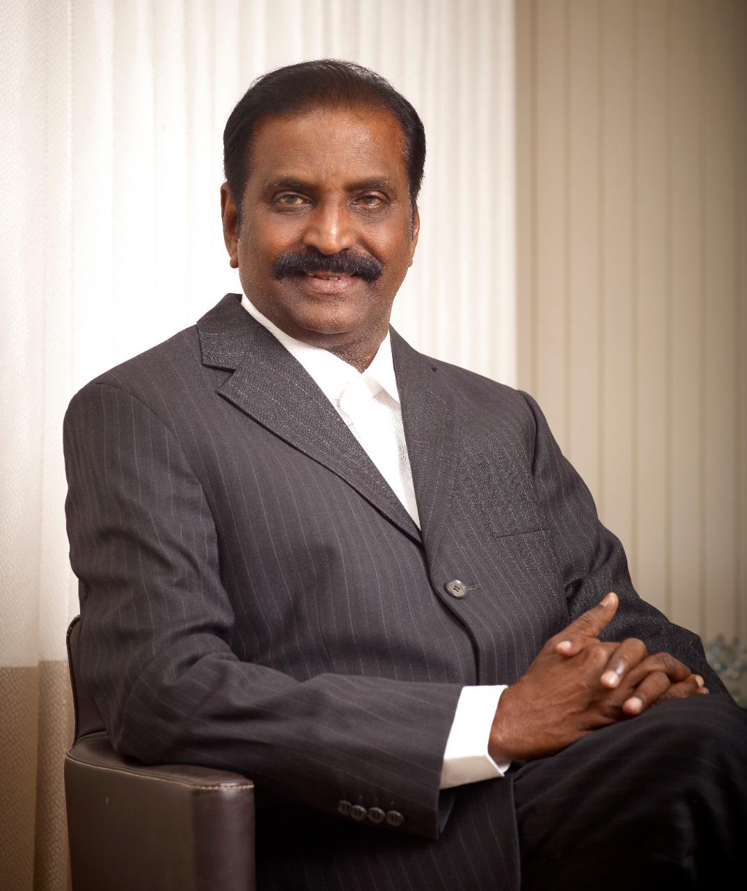 சாத்தான் குளம் மரணத்தில்  வேண்டும்                           – கவிஞர் வைரமுத்து  சாத்தான் குளத்தில் இறந்துபோன ஜெயராஜ், பென்னிக்ஸ் என்ற இருவரும் வெறும் வணிகர்கள் அல்லர்; மனிதர்கள் மற்றும் தந்தை – மகன் என்ற உறவுக்காரர்கள். அதனால்தான் இது தமிழகத் துயரம் என்பதைத் தாண்டி இந்தியத் துயரமாகிவிட்டது.  பெருமைக்கும் பேருழைப்புக்கும் பெயர் பெற்ற தமிழ்நாட்டுக் காவல்துறையைச் சிறுமைக்கு உள்ளாக்கிவிட்டது சிந்தி முடித்த சிவப்பு ரத்தம்.  சிறைக் கோட்டத்துக்குள் எத்துணையோ தனி மரணங்கள் நேர்ந்ததுண்டு. ஆனால், ஒரு குடும்பத்தின் தகப்பனும் மகனும் ஒரே நேரத்தில் இறந்துபோன சம்பவம் இதயத்தின் மத்தியில் இடிவிழச் செய்துவிட்டது.  குற்றவாளிகள் வேறு, குற்றம் சாட்டப்பட்டவர்கள் வேறு. ஒரு விசாரணைக் கைதியைக்கூடக் குற்றவாளி என்று அழைப்பது பிழை; குற்றம் சாட்டப்பட்டவர் என்பதே சரி. ஒருவன் குற்றவாளி என்று தீர்மானிப்பது நீதிமன்றத்தின் பொறுப்பே தவிர காவல்துறையின் அதிகாரமன்று.  காவல்துறையின் அதிகாரம் என்பது உண்மைக்குள் செலுத்தப்படுவதே தவிர உடலுக்குள் செலுத்தப்படுவது அல்ல. 1928இல் விடுதலைப் போராட்ட வீரர் லாலா லஜபதிராய், ஜேம்ஸ் காட் என்ற காவல்துறை அதிகாரியின் இடிகள் போன்ற அடிகள் தாங்கித்தான் இறந்துபோனார் என்பது வரலாறு. ஆனால், 2020இல் பச்சைத் தமிழர்கள் இருவர் சிறைக் கோட்டத்தில் செத்துப் போனார்கள் என்றால் நாம் பிறந்ததும் வாழ்வதும் பிரிட்டிஷ் இந்தியாவிலா?  சுதந்திர இந்தியாவிலா?  விதைகளை மறைக்கலாம்; விருட்சங்களை மறைக்க முடியாது. உண்மை இப்போது விருட்சமாகிவிட்டது. மருத்துவ அறிக்கைகளும் நீதித்துறை ஆவணங்களும் தகப்பன் உடம்பிலும் மகன் உடம்பிலும் யுத்தக் காயங்கள் போன்ற ரத்தக் காயங்களை உறுதிபடுத்துகின்றன. அவர்கள் என்ன சமூக விரோதிகளா? தீவிரவாதிகளா? தங்கள் செல்போன் கடையிலிருந்து உலக நாடுகளுக்கு உளவு சொன்னவர்களா? அல்லது சீனா வெற்றிபெற வேண்டும் என்று செய்வினை செய்தவர்களா? நேர்மையாகப் பிழைக்க வேண்டுமென்று கடை விரித்தவர்கள். ஊடரங்கு விதிகளைச் சில நேரங்களில் மீறியிருக்கலாம் என்று கருதப்படுகிறது. ஊரடங்கை மீறியதற்காக உயிரடங்கு செய்வதா? செய்தி கேட்ட அன்று என்னால் இரவு உணவு அருந்த முடியவில்லை. இலக்கிய மனதுதான் வலிக்கிறது என்று பார்த்தால் எல்லா மனங்களும் அப்படியே வலித்துத் துடிக்கின்றன.  மெய்யான காவலர்கள் மேன்மைக்குரியவர்கள். கொரோனாவுக்காக உழைத்தவர்களுக்கு நாம் கும்பிட்டு நன்றி சொன்னோம். கொடுமையைக் காணும்போது கும்பிட முடியுமா? குமுறி அழுகிறதே மனது.  காவல்துறைக்கென்று வகுக்கப்பட்ட விதிகளை மறந்துவிட்டோம். 1872இல் இயற்றப்பட்ட குற்றவியல் நடைமுறைச் சட்டம் விசாரணைக் கைதிகளைத் துன்புறுத்தக் கூடாது; அவர்கள் மீது வசை மொழி வீசக்கூடாது என்று வகைப்படுத்துகிறது. ஆனால், விசாரணைக் கைதிகளின் உடல்கள் சில காவலர்களுக்கு விளையாட்டு மைதானங்களாகி விடுகின்றன. இரண்டு காவலர்களுக்கு மத்தியில் ஒரு கைதி கால்பந்தாகிவிடுகிறான்.  காவலன் என்பவன் எல்லா உயிர்களுக்கும் கண்களாகவும் உயிராகவும் இருந்து காவல் காப்பவன் என்று பதிற்றுப்பத்து இலக்கியத்தில் பழைய நீதி படைத்தவன் தமிழன். ஆனால், மக்களின் உயிரையும் கண்களையும் பறிப்பவனா காவலன்?  பாதிக்கப்பட்ட உயிர்களுக்கு நீதி வேண்டும். இனி இதுபோல் பரிதவிக்க விடமாட்டோம் என்ற உறுதிமொழி வேண்டும். வரையறுக்கப்பட்ட அதிகாரங்களின் வரம்புகளைச் சொல்லிக் கொடுக்க வேண்டும். அந்த அதிகாரம் கட்டுப்பாட்டில் செலுத்தப்படுகிறதா என்று கண்காணிக்கவும் வேண்டும்.  “காக்கை குருவி எங்கள் ஜாதி” என்று கவிதை படித்த இனத்தில் இந்துவும் – கிறிஸ்தவனும் – இஸ்லாமியனும் எங்கள் ஜாதியாக இருக்க மாட்டானா? இருக்க வேண்டும். அவனுக்கு இறப்பு வேண்டாம்; இருப்பு வேண்டும். சத்தியத்தால் எழுதப்படும் தீர்ப்பு வேண்டும்.