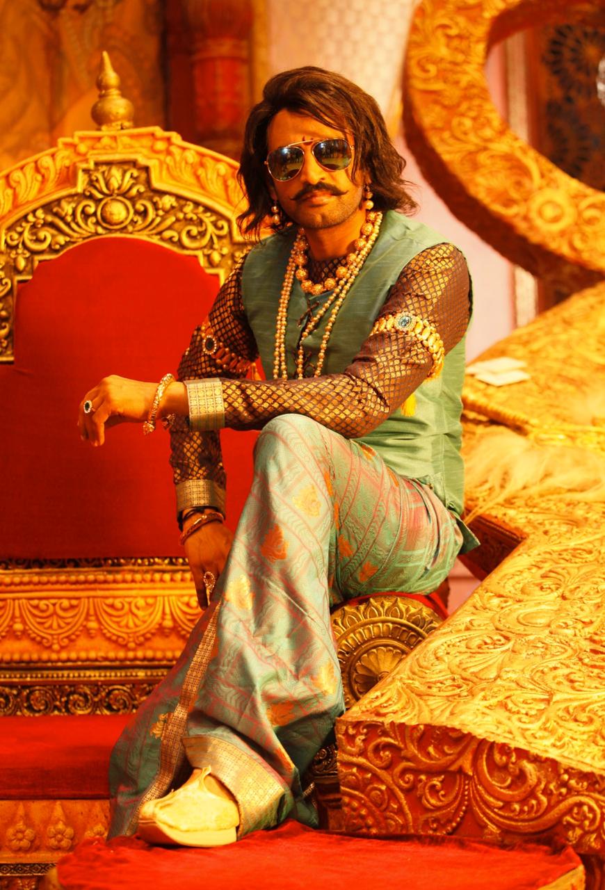 பிஸ்கோத் ‘ படத்தில் ராஜபார்ட் கெட்டப்பில் அசத்தும் சந்தானம்