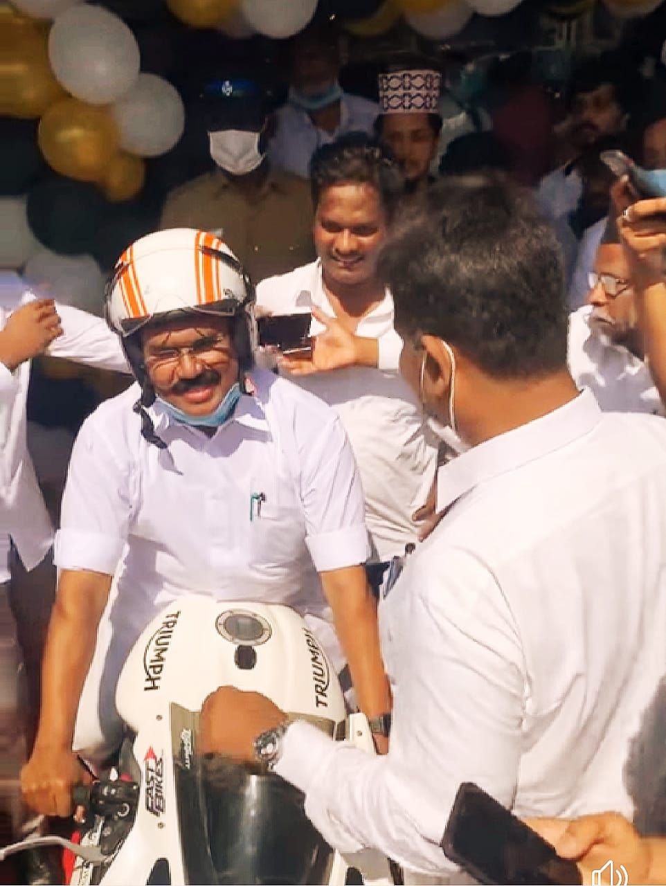 அண்ணாசாலையில் கரை வேட்டியுடன் பைக்கில் வலம் வந்த அமைச்சர்!