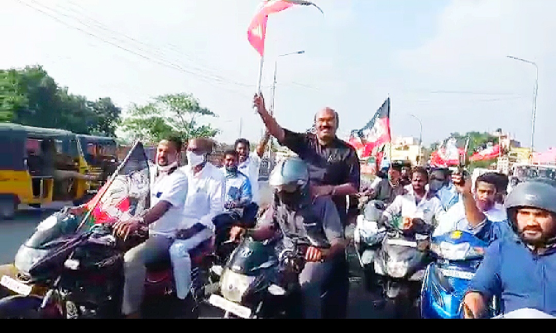 அதிமுகவின் கொடிகாத்த குமரன்!