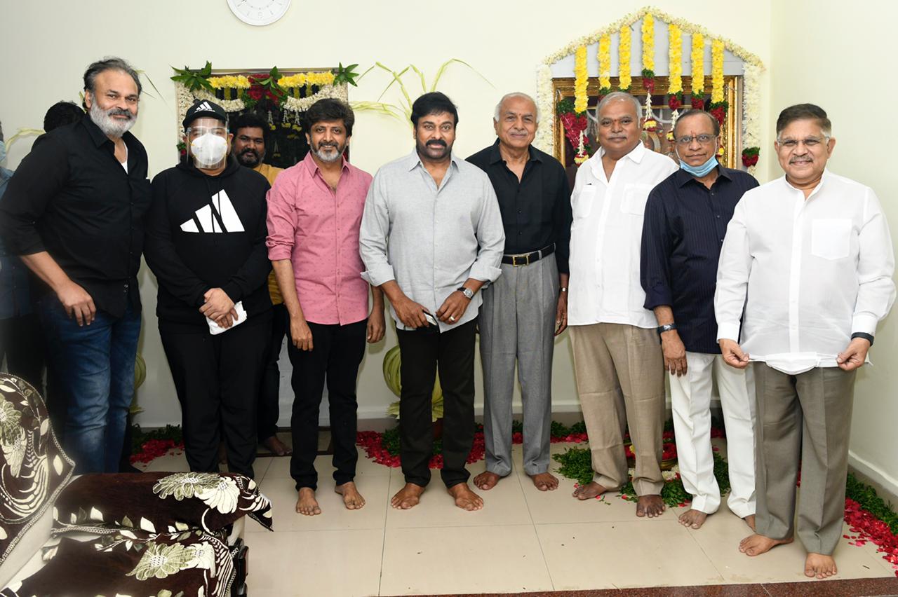 இயக்குநர் மோகன் ராஜா இயக்கத்தில் உருவாகும் மெகா ஸ்டார் சிரஞ்சீவியின் 153-வது திரைப்படத்திற்கு பிரம்மாண்ட பூஜை