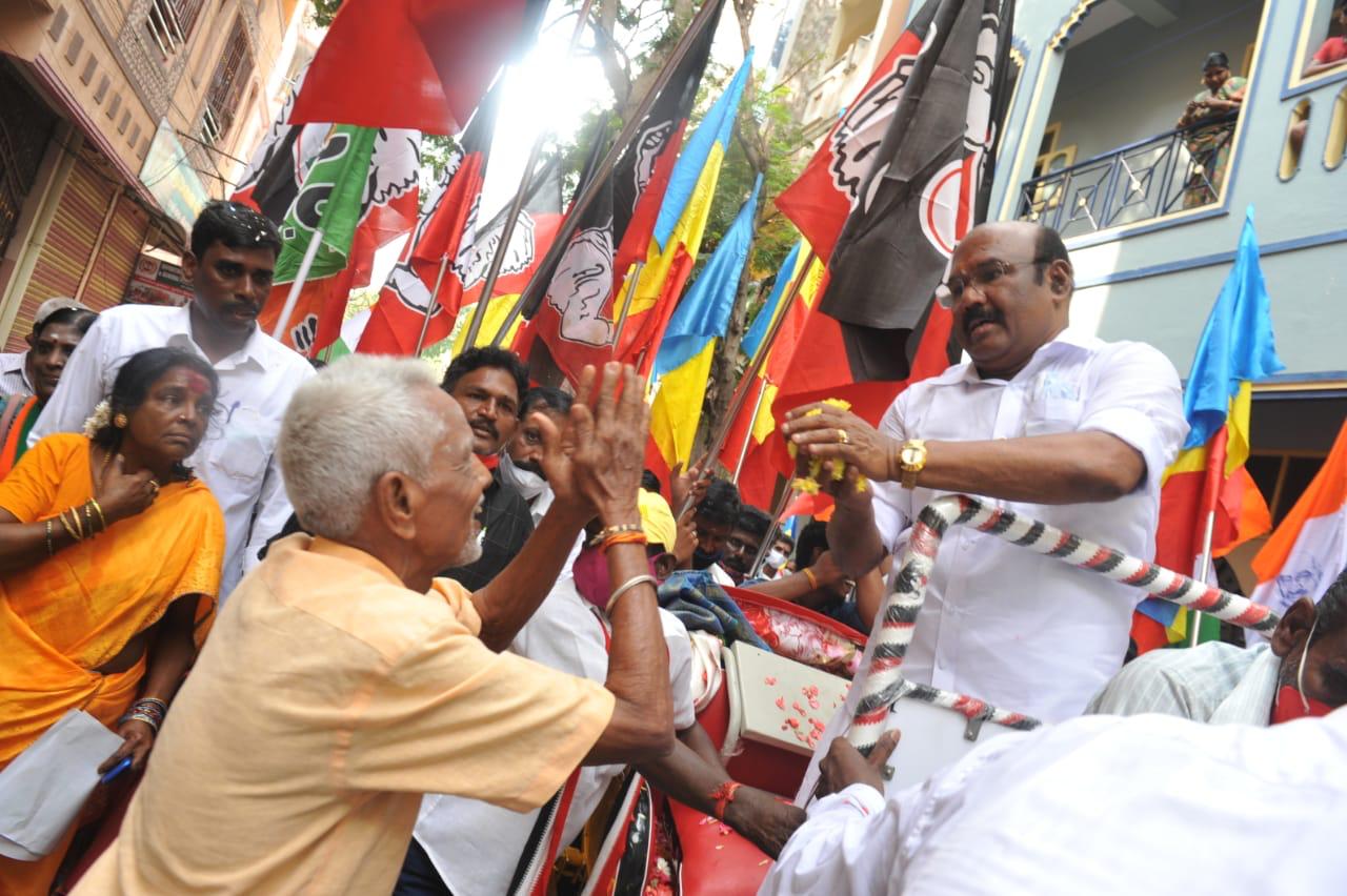 ஜெயக்குமாருக்கு தான் எப்பவுமே ஓட்டு போடுவோம்…என்ன காரணம்? ராயபுரம் மக்களிடம் எடுத்த சர்வேயில் கிடைத்த ரகசியம் இதோ!