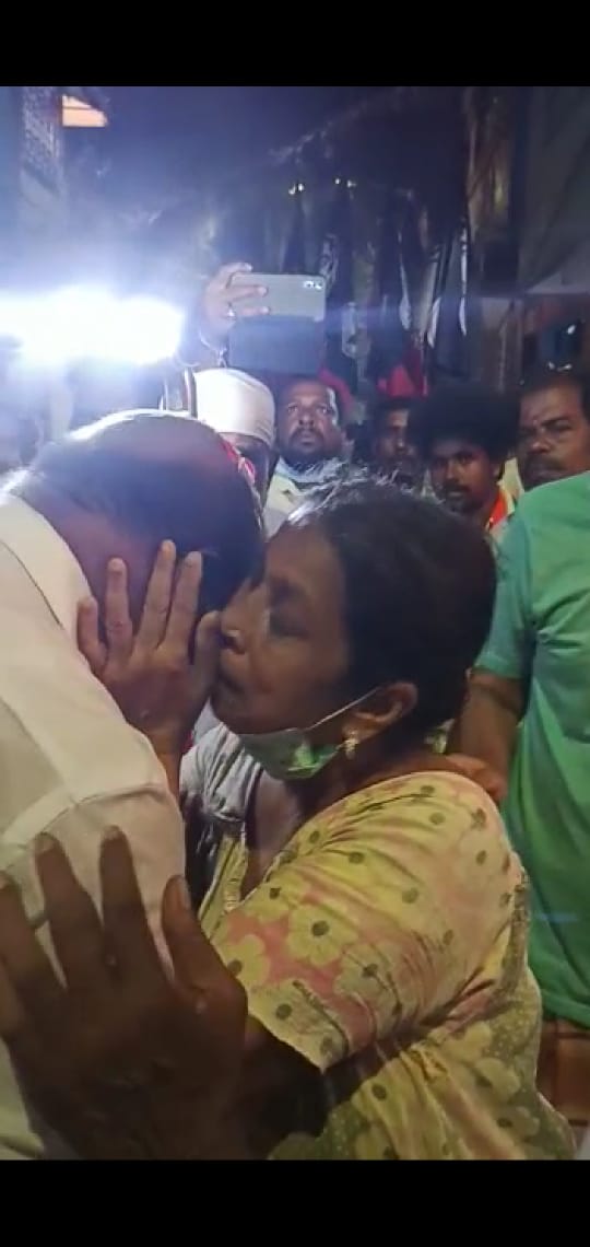 பிரச்சாரத்தில் அமைச்சர்  கட்டியணைத்து முத்தம் கொடுத்த பெண்! நெஞ்சை நெகிழ வைத்த சம்பவம்…