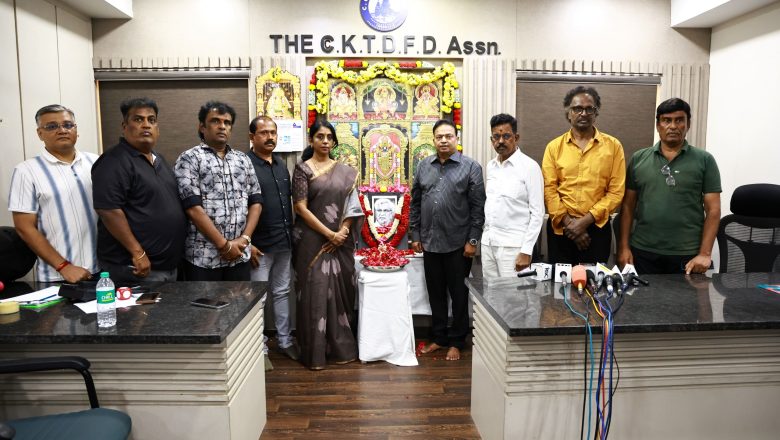 மறைந்த தயாரிப்பாளர் கே.ராஜன் திருவுருவப் படம் திறப்பு: டாக்டர் ஐசரி கே.கணேஷ் தலைமையில் திரைப்பட விநியோகஸ்தர்கள் சங்கம் நடத்திய நினைவேந்தல் கூட்டம்!