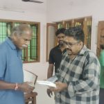 புதுச்சேரி முதலமைச்சரைச் சந்தித்து ‘சினிமாவின் ஆன்மா’ நூலை வழங்கினார் இயக்குநர் சீனு ராமசாமி: