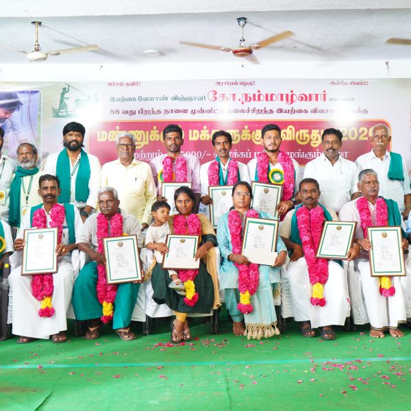 இயற்கை விவசாயிகளுக்கு விருது வழங்கிய நடிகர் சௌந்தரராஜா