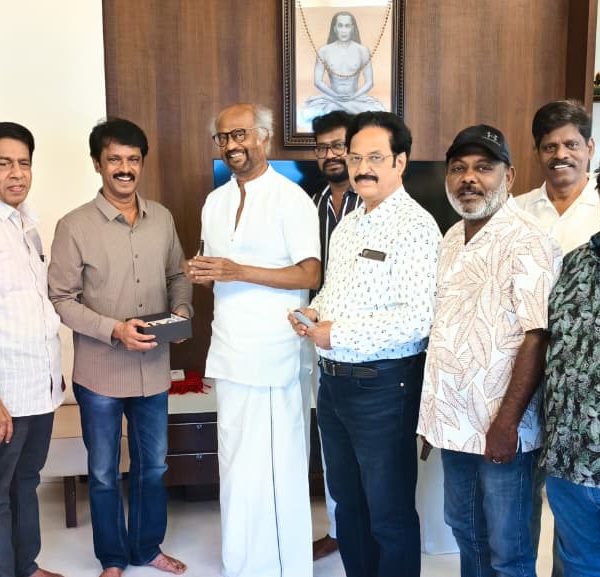 தென்னிந்திய திரைப்பட எழுத்தாளர்கள் சங்கம் சூப்பர் ஸ்டார் திரு ரஜினிகாந்த் அவர்களை சந்தித்து வாழ்த்தும் ஆசியும் பெற்றனர்