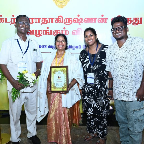 பாடகர் அறிவுவின் தாயார் திருமதி பெ.தேன்மொழிக்கு டாக்டர் ராதாகிருஷ்ணன் நல்லாசிரியர் விருது.