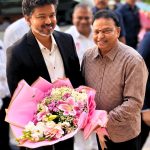 தமிழ்நாடு ஒலிம்பிக் சங்க தலைவரும் வேல்ஸ் பல்கலைக்கழக நிறுவன வேந்தருமான டாக்டர் ஐசரி கே கணேஷ் முதலமைச்சர் திரு.சி. ஜோசப் விஜய் அவர்களை பூங்கொத்து கொடுத்து வரவேற்றார்.