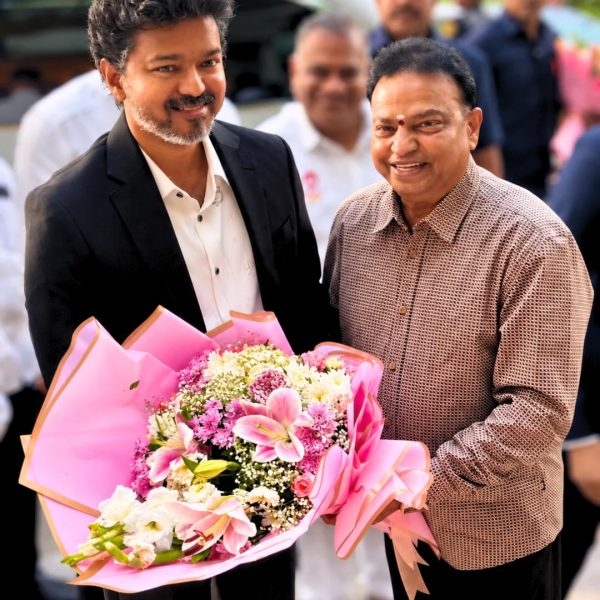 தமிழ்நாடு ஒலிம்பிக் சங்க தலைவரும் வேல்ஸ் பல்கலைக்கழக நிறுவன வேந்தருமான டாக்டர் ஐசரி கே கணேஷ் முதலமைச்சர் திரு.சி. ஜோசப் விஜய் அவர்களை பூங்கொத்து கொடுத்து வரவேற்றார்.