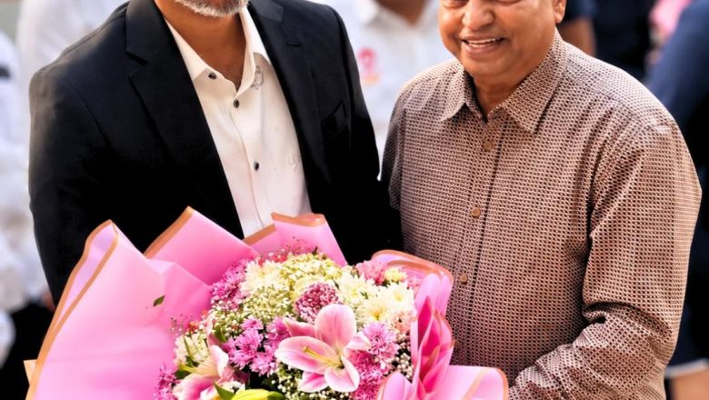 தமிழ்நாடு ஒலிம்பிக் சங்க தலைவரும் வேல்ஸ் பல்கலைக்கழக நிறுவன வேந்தருமான டாக்டர் ஐசரி கே கணேஷ் முதலமைச்சர் திரு.சி. ஜோசப் விஜய் அவர்களை பூங்கொத்து கொடுத்து வரவேற்றார்.